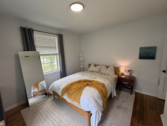 Building Photo - AVAILABLE EARLY JULY:  UPDATED 2 BEDROOM 1...