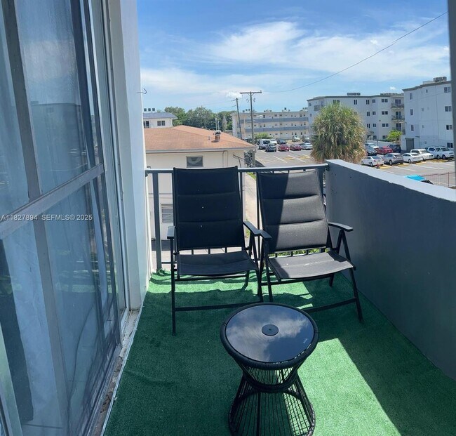 Building Photo - 13390 NE 7th Ave