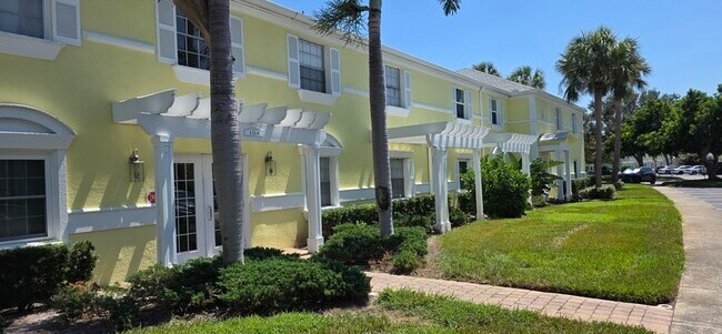Primary Photo - 108 Pompano Dr SE