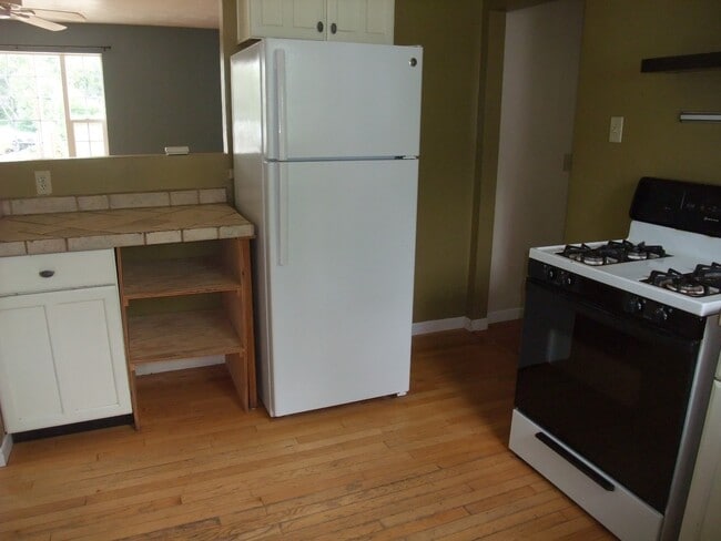 Building Photo - Adorable Little House Just A Few Blocks From The Campus