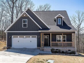 Building Photo - BEAUTIFUL SINGLE FAMILY HOME