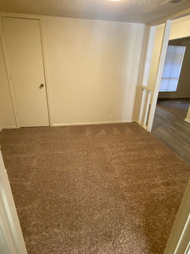 Building Photo - SPACIOUS 3 bedroom 2.5 bathroom townhome