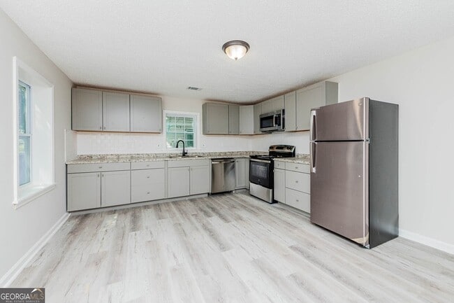 Building Photo - 3584 Log Cabin Dr