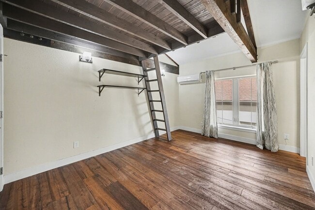 Building Photo - Stunning Luxury Home in Sunnyside **Move-In Special**