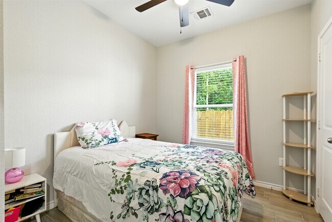 Building Photo - 352 Westchase St