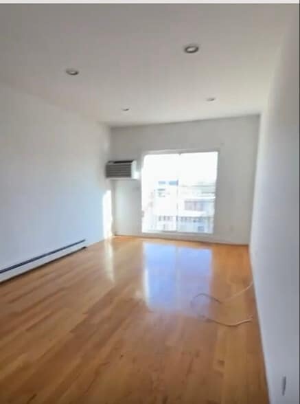 Building Photo - 20-10 Steinway St