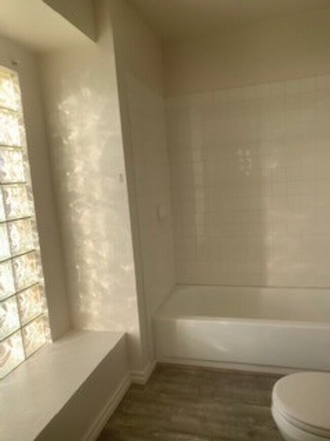 Building Photo - Update unit!!