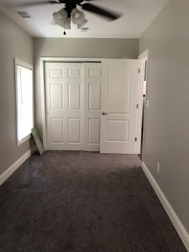 Double closet - 4615 Bell St