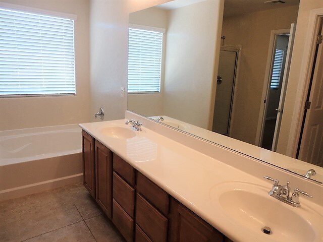 Building Photo - Great home in Aliante Community!