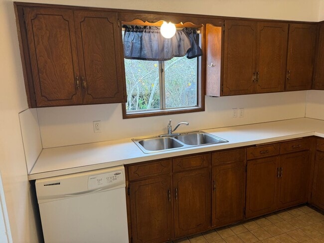 Building Photo - Updated 4 bedroom, 1 bath home in Eugene!