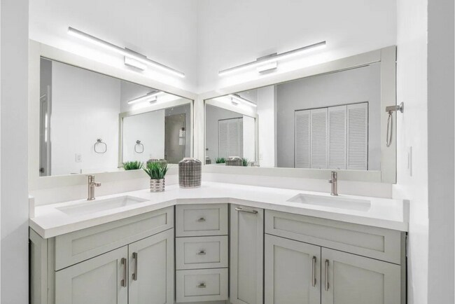 Building Photo - 5794 Parkwalk Cir W