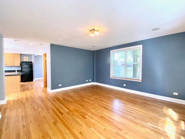 Building Photo - 2736 W Evergreen Ave