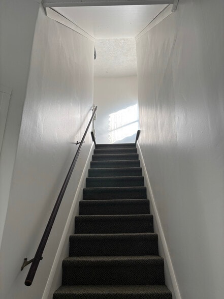 Building Photo - 174 Main St