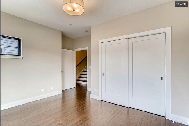 Building Photo - Luxurious 3 bed 3 bath townhome in Glen Ellyn