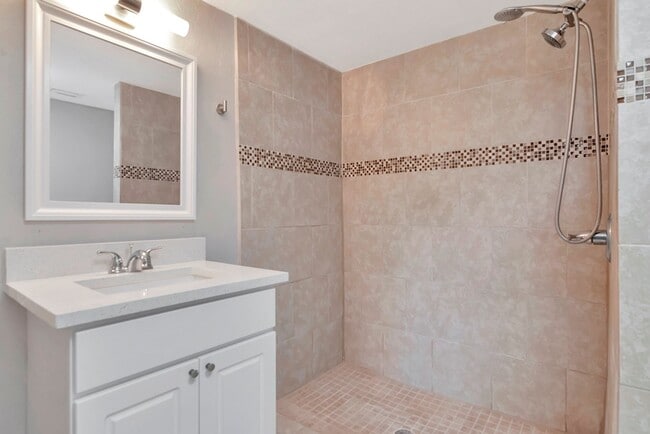 Building Photo - Ground Floor - Corner/End Unit - Upgraded ...