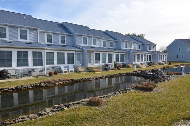 Building Photo - 3 BR, 2.5 BA Versailles Townhouse - Pet Fr...