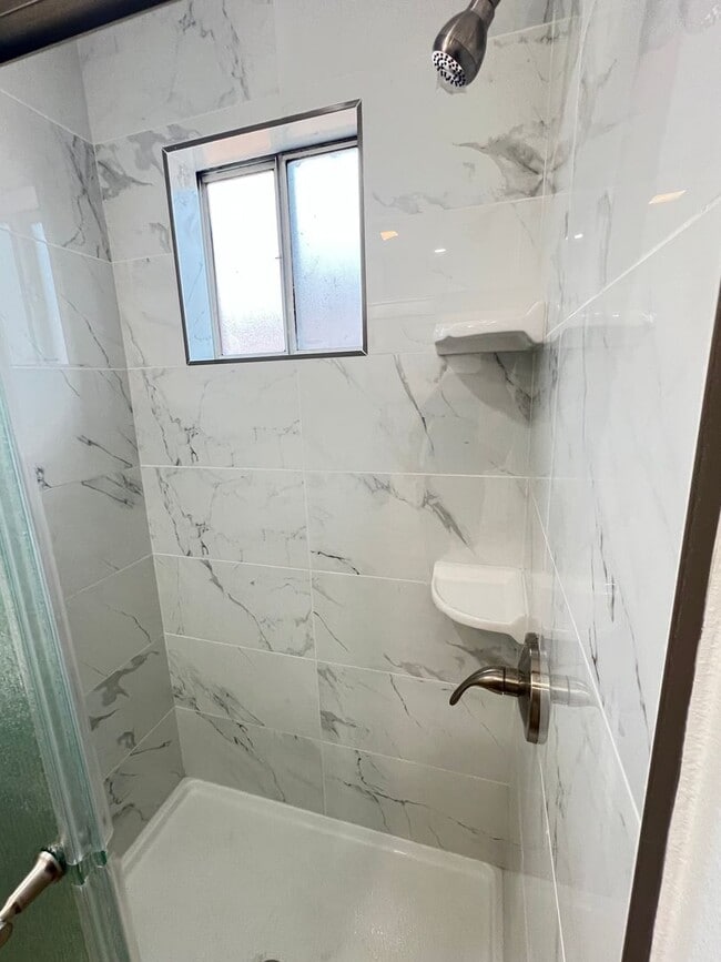 Building Photo - Completely Remodeled 2 Bed 1 Bath Charming...