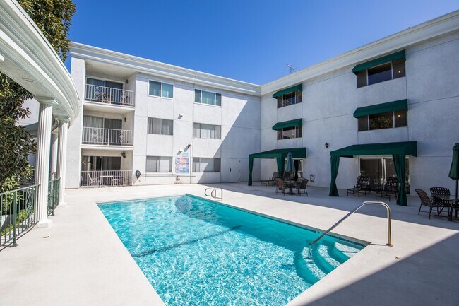 Building Photo - Remodeled 2 BEDROOM/2 BATH in the Heart of...
