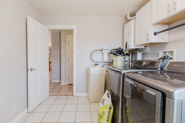 Building Photo - 3 Bedroom 2 Bath With A Mountain View Home!
