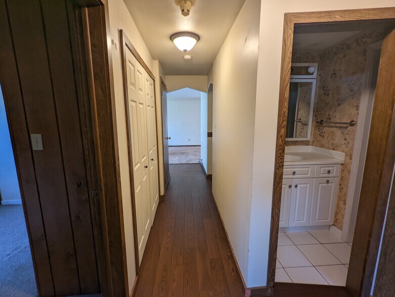 Hallway from bedrooms to living room - 275 Lincoln Hall Rd