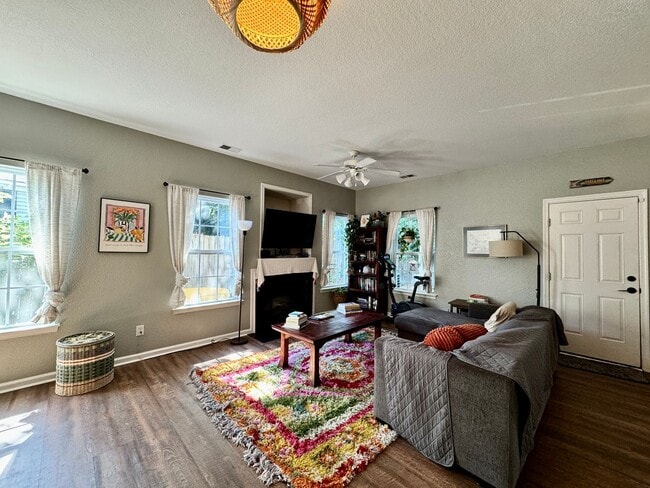 Building Photo - First-Time Rental Near The Beaches! Available 08-14-26 - Attached Garage - Fenced Yard - Pet Frie...