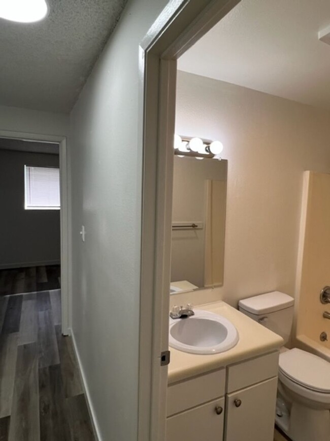 Building Photo - REMODELED 2 BEDROOM TOWNHOME