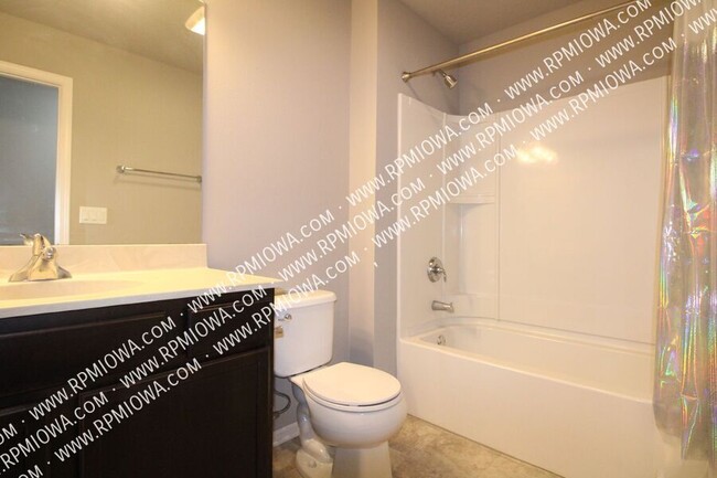 Building Photo - 633 Newport Pl