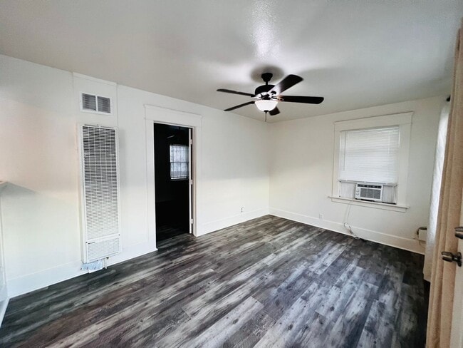 Building Photo - Charming Vintage Long Beach Bungalow – Walk to the Beach!