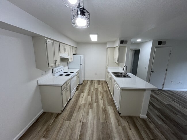 Building Photo - The Oaks at Sunset Phase II