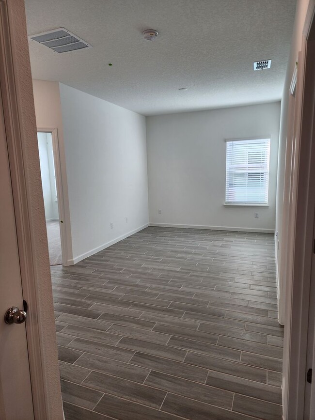 Building Photo - Spacious 3BR Home in Quiet Jacksonville Ne...