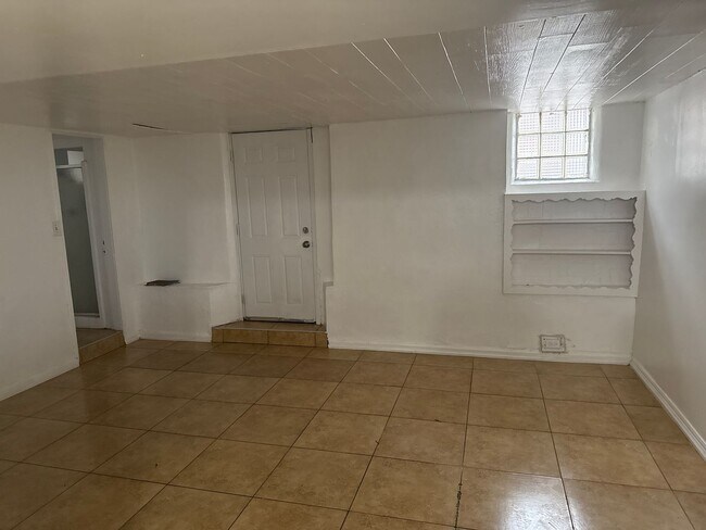 Building Photo - 618 E 21st St