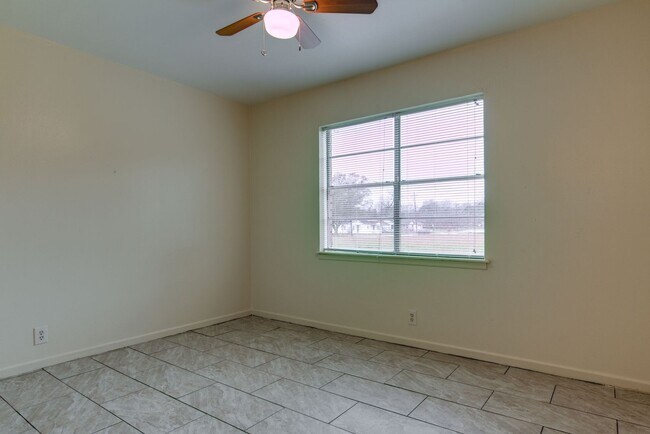 Building Photo - 2 Bedroom Apartment for Lease!