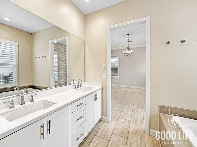 Building Photo - Stunning 3Bd/3.5Ba Home in Irvine w/Large Patio, Modern Design and 2 Master Suites!