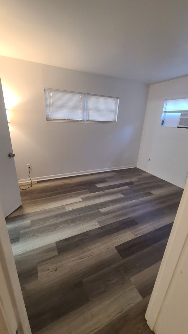 Building Photo - Fully Renovated 3/1 with huge fenced-in ba...