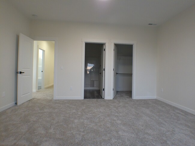 Building Photo - 528 S 7th St