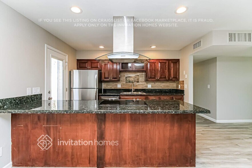 Building Photo - 892 E Erie St