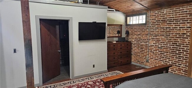 Building Photo - 693 W North St