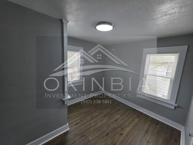 Building Photo - 713 W Hillcrest Ave