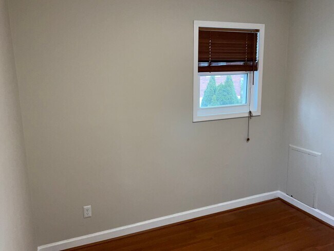 Building Photo - Fully updated 4BR 2BA single family brick home in Connecticut Ave Estates