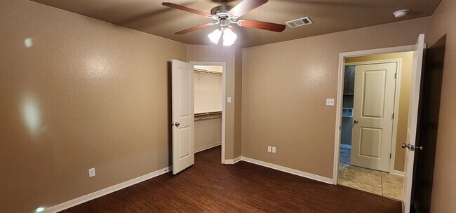 Building Photo - 3 Bed / 2 Bath Duplex - Bunny Trail Area - Text 201-231-7228