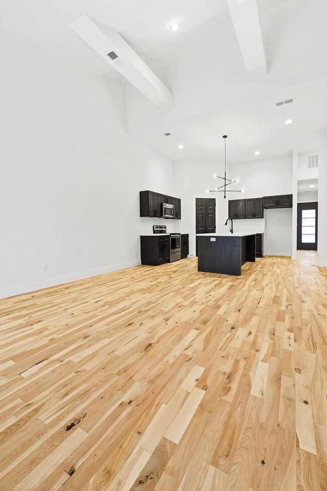 Building Photo - Two Bedroom Twin Villa with Attached 1-Car...