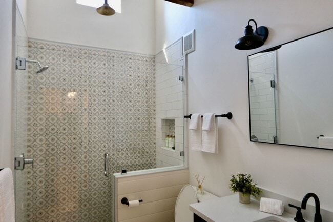 Building Photo - NEWLY Designed & Furnished Modern Farmhous...
