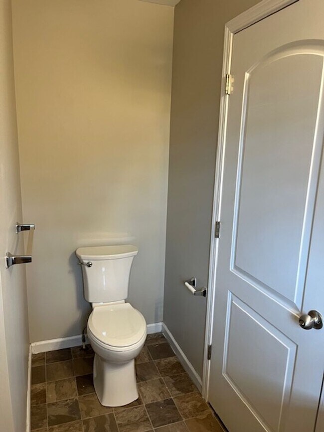 Building Photo - Spacious 2 Bed, 2.5 Bath Townhome in Peace...