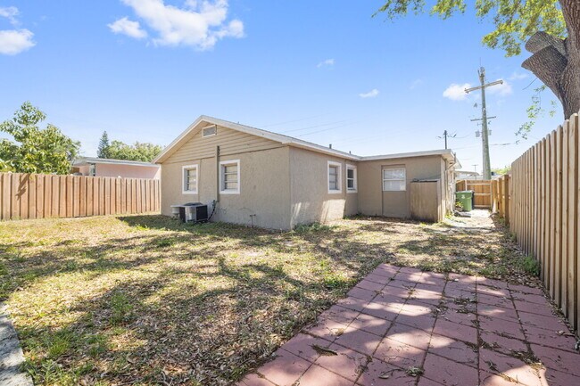 Building Photo - "Charming 4-Bedroom Tampa Home with 2 Full Baths and Spacious Layout!"