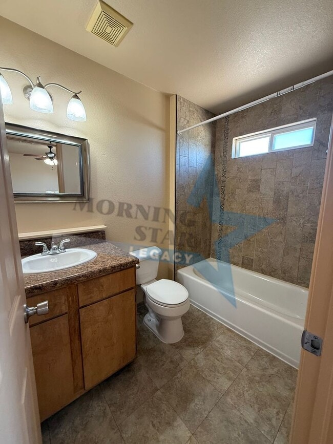 Building Photo - Sweet townhouse in Del Rey!