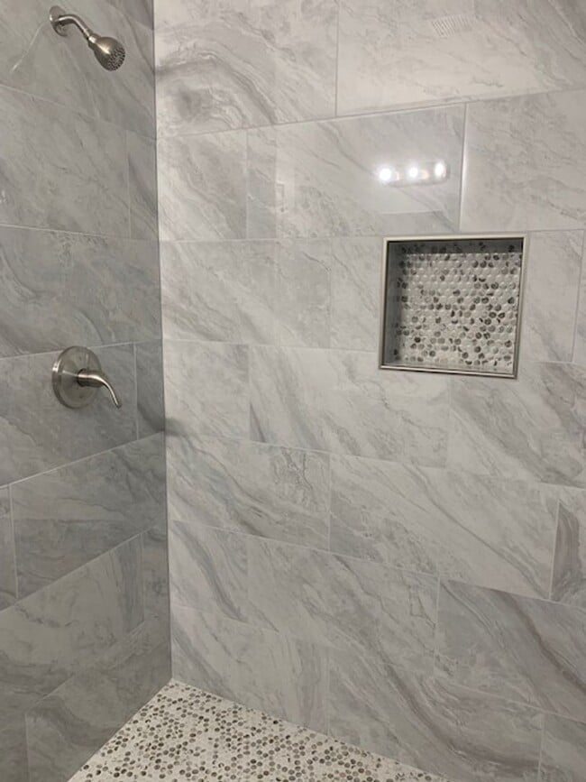 Building Photo - Utilities Included in this Upper Unit Dupl...