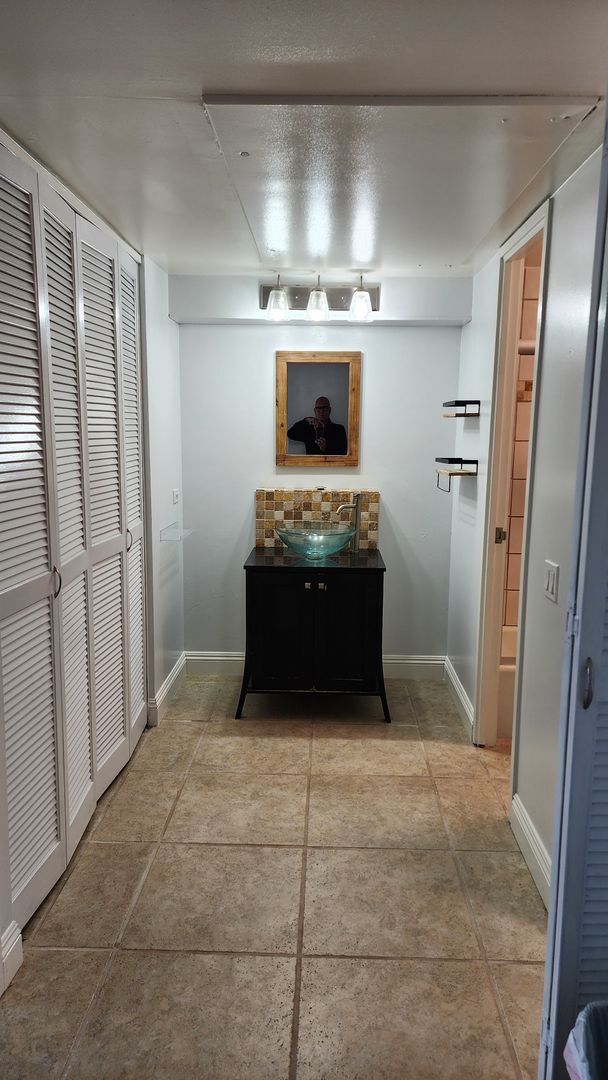 Building Photo - Harbor Square, Makai Building, 1 bedroom, ...