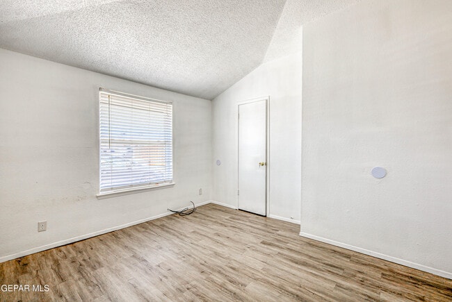 Building Photo - 630 White Cliffs Dr