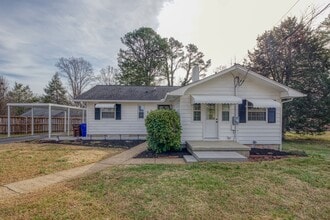 Building Photo - Oak Ridge 37830 - 3 bedroom 1 bath home - Contact Xavier Garcia 865-333-0726