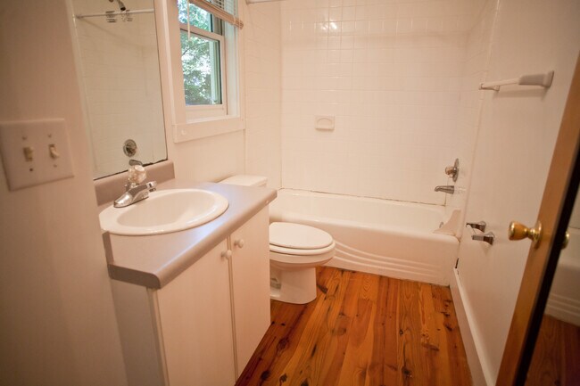 Building Photo - Great house with hardwood floors! Walk to ...